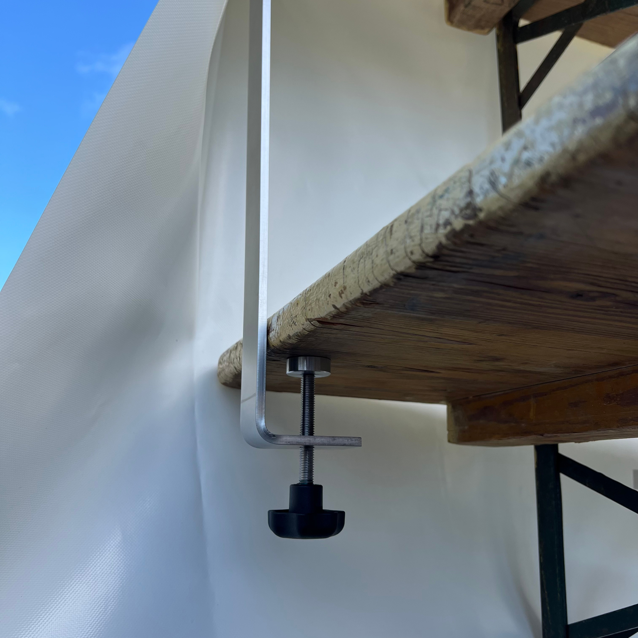 Montierte Biertischbar-Klemme unter dem Tisch, stabile Konstruktion für Baraufsatz