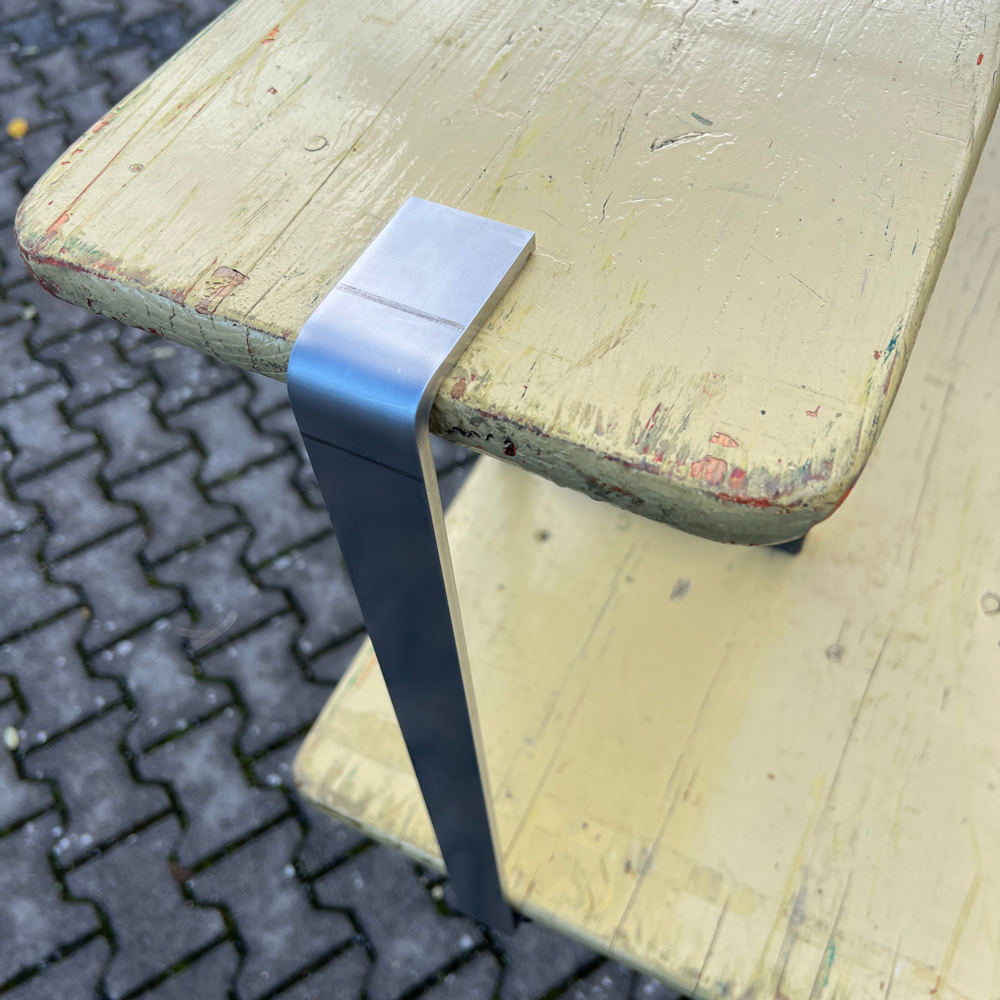 Nahaufnahme der Metallklemme für Biertischbar, sichere Halterung für Bierbank