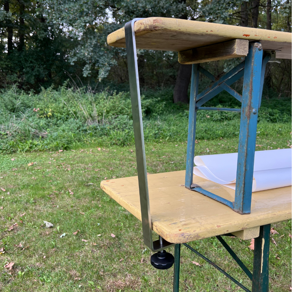 Biertischbar mit montierter Klemme, Bierbank als Baraufsatz auf Biertisch