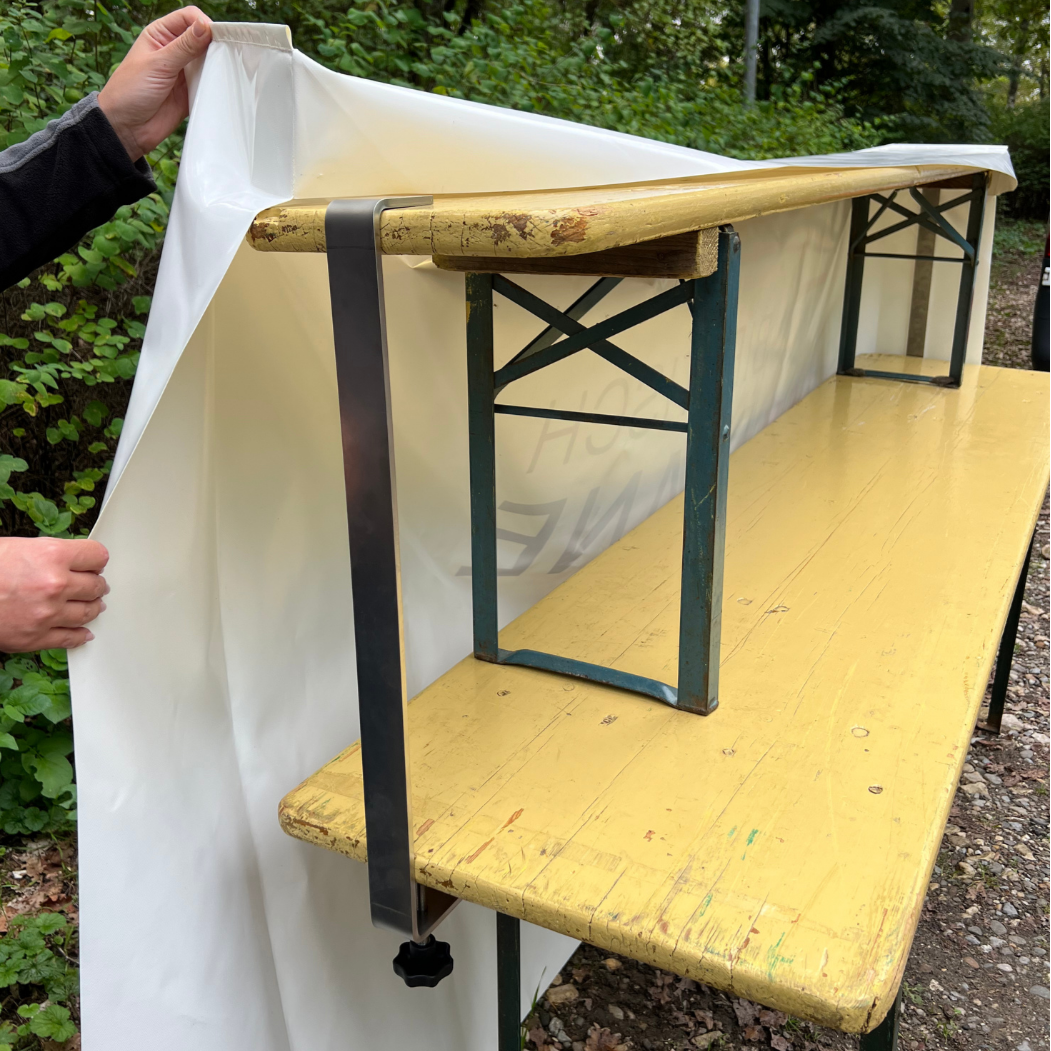Biertischbar mit Klemme und weißer PVC-Plane, Bierbank als Tresen für Veranstaltungen