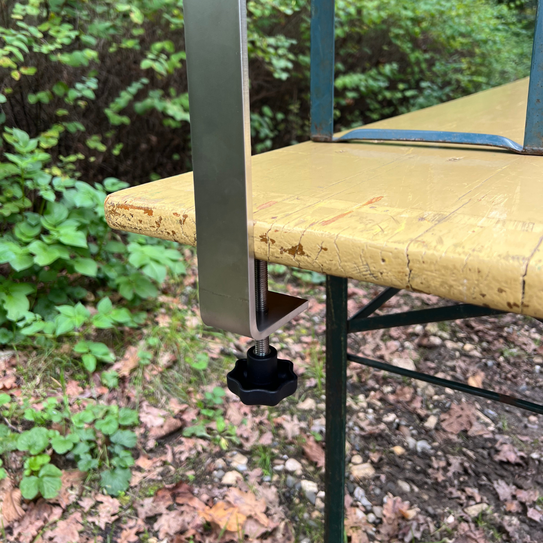 Detailansicht der Biertischbar-Klemme, stabile Befestigung am Tischrand